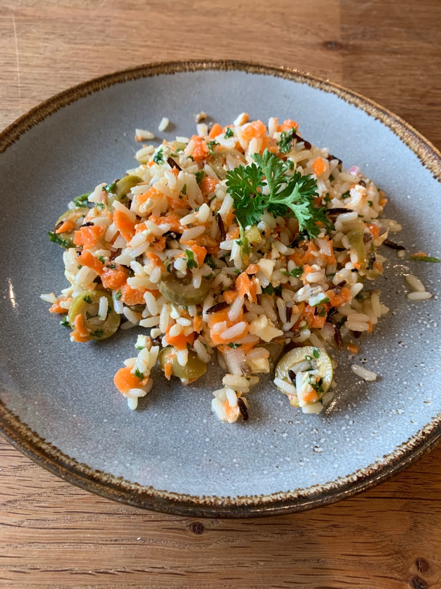 Möhren-Reis-Salat mit Oliven und Feta